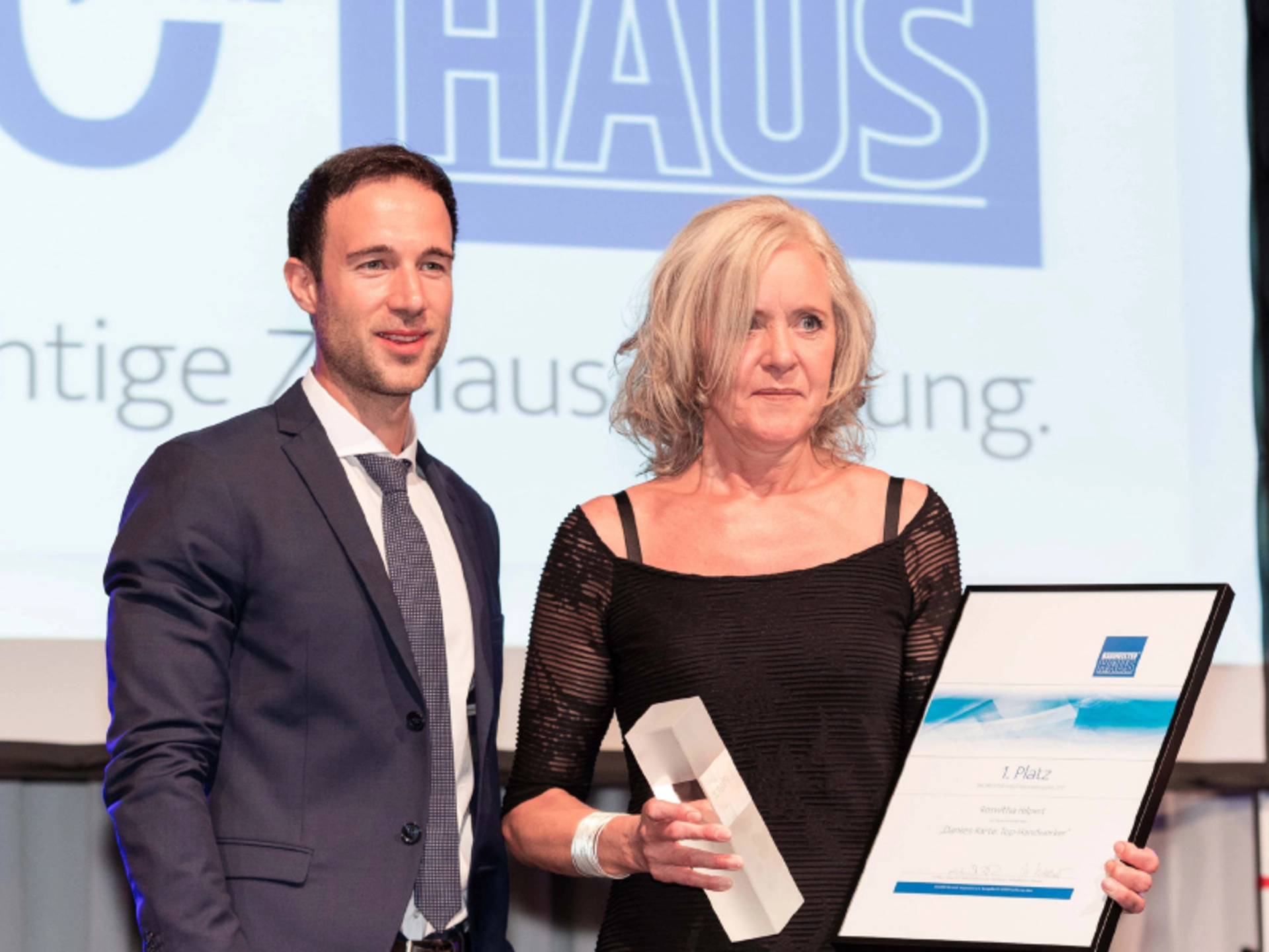 Roswitha Hilpert von Projektbau Mutter erhält den Innovationspreis 2017 mit ihrer Idee „Dankes-Karten“. (Foto: BAUMEISTER-HAUS)