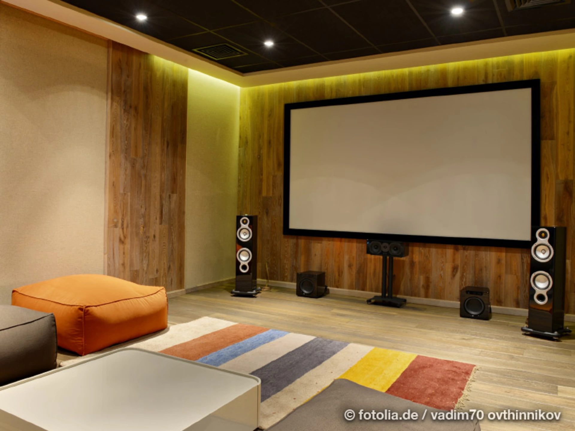 Wie wärs mit einem eigenen Heimkino? Lassen Sie sich von Ihrem persönlichen BAUMEISTER-HAUS Partner beraten. (Foto: © vadim70 ovthinnikov/fotolia.de)