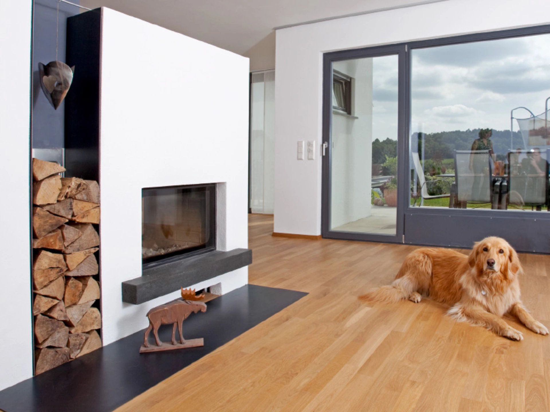 Haus Leitner – Neben dem Kamin wurde Platz für Holz einkalkuliert. Nicht nur praktisch, sondern auch optisch ein Hingucker. (Foto: © BAUMEISTER-HAUS)