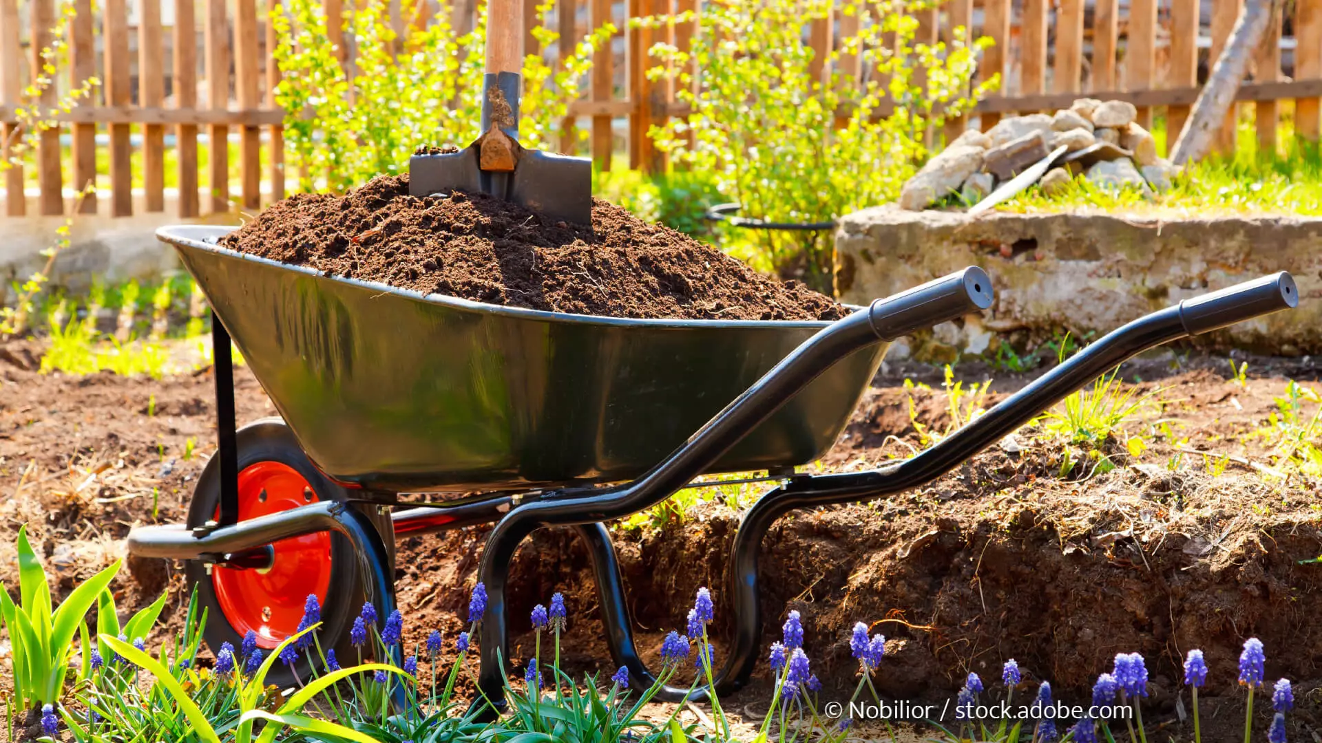 Schubkarre im Garten mit Boden/Erde