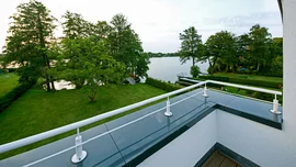 Die Dachterrasse bei Haus Jonas bietet einen fantastischen Ausblick auf den ganzen Garten und darüber hinaus. (Foto: BAUMEISTER-HAUS)