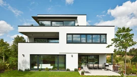 Die raffiniert eingebaute Dachterrasse bei Haus Collmann bietet einen großen Bereich im Freien zum Entspannen. (Foto: BAUMEISTER-HAUS)