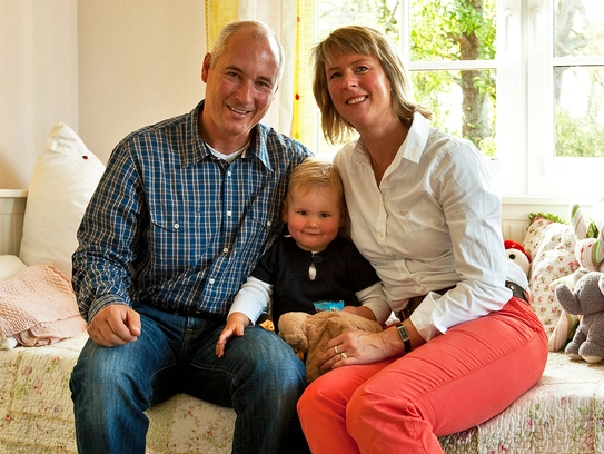 Die glückliche Familie Denker in ihrem BAUMEISTER-HAUS Massivhaus.