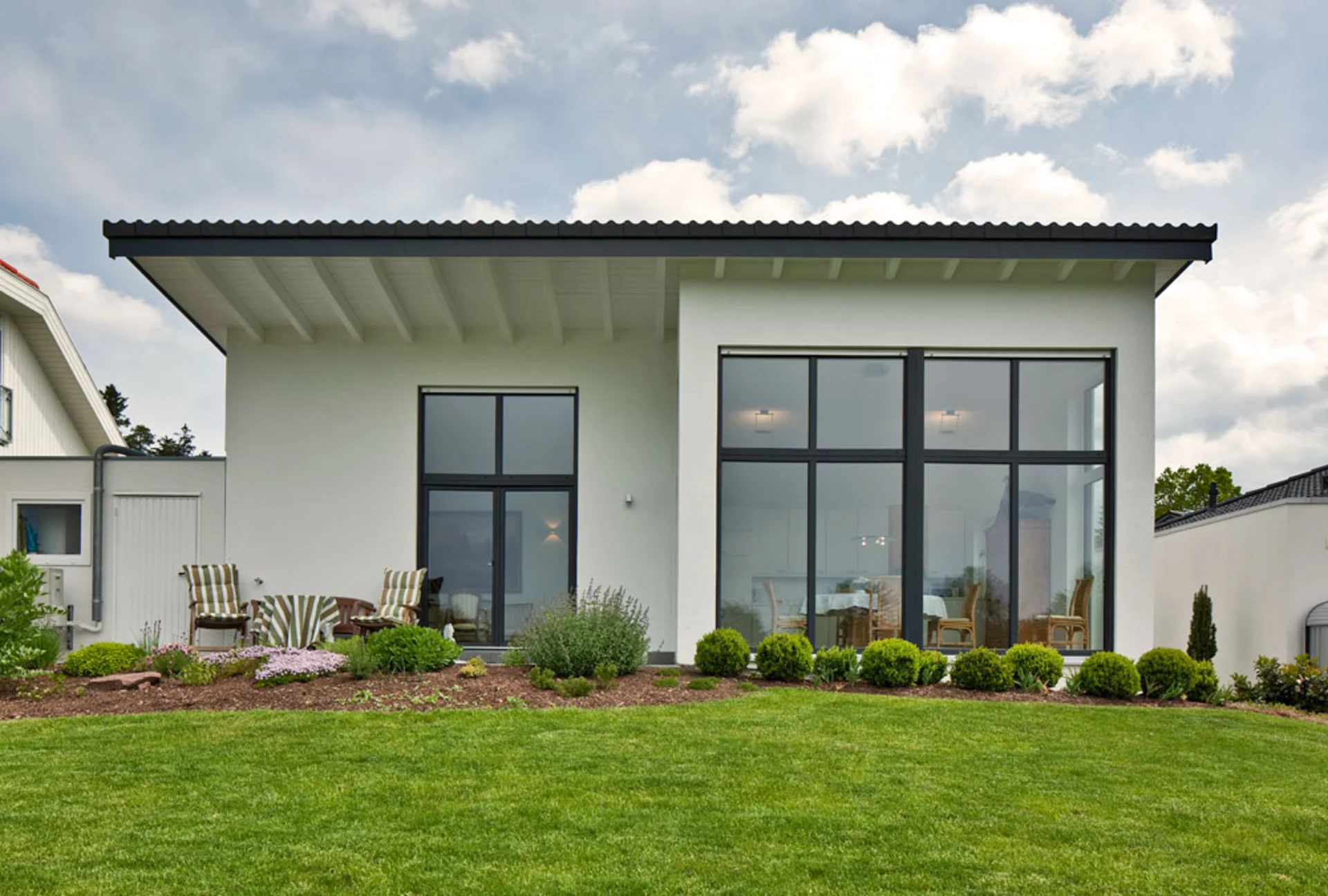 Außenansicht BAUMEISTER-HAUS Kempf – Mit dem Pultdach wurde eine der attraktiven Planungsoptionen eines Bungalows genutzt: Man kann im Erdgeschoss mit der Raumhöhe spielen.