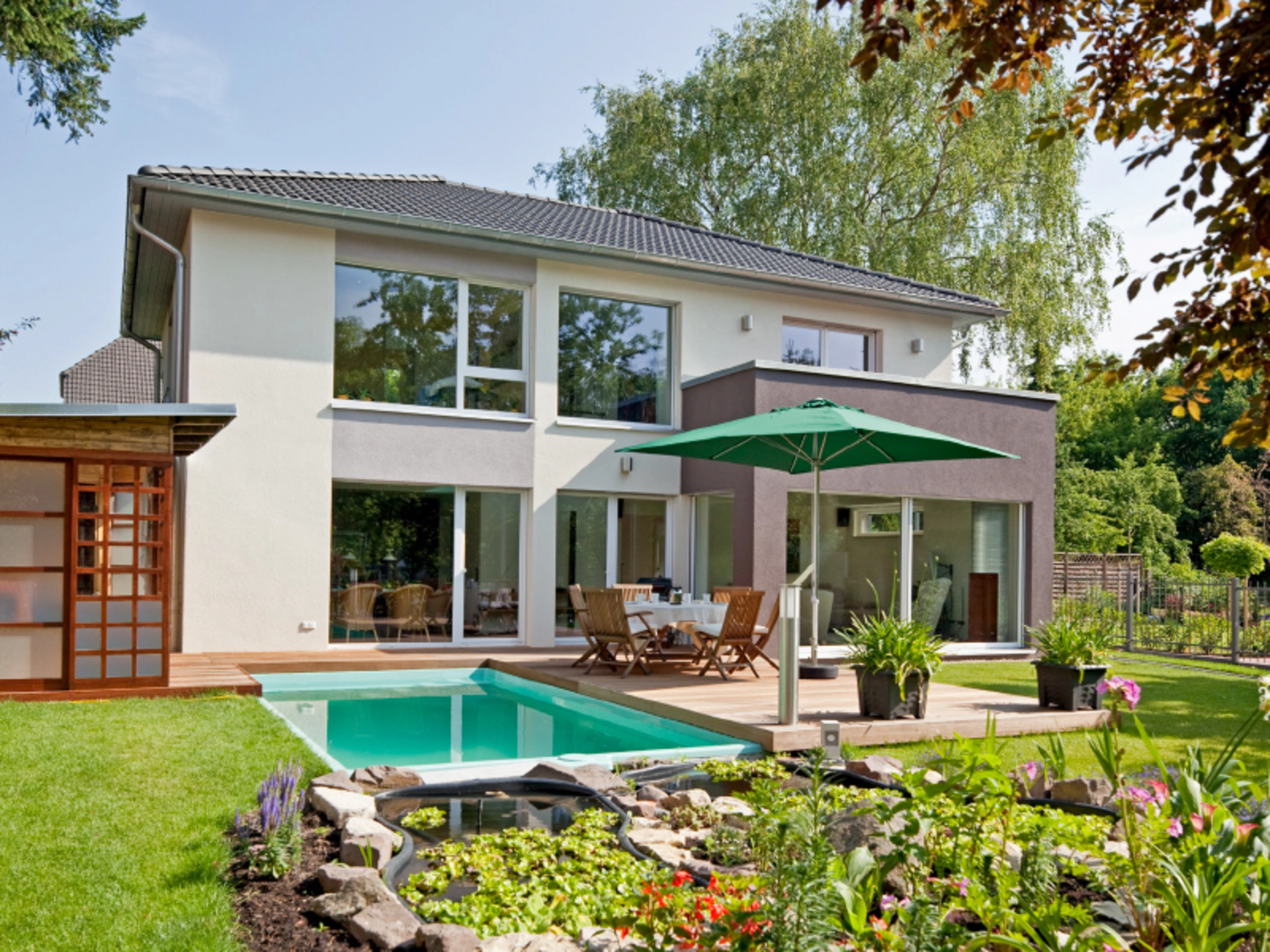 Haus Klose – Ein Swimming-Pool im Einklang mit der Natürlichkeit. (Foto: BAUMEISTER-HAUS)