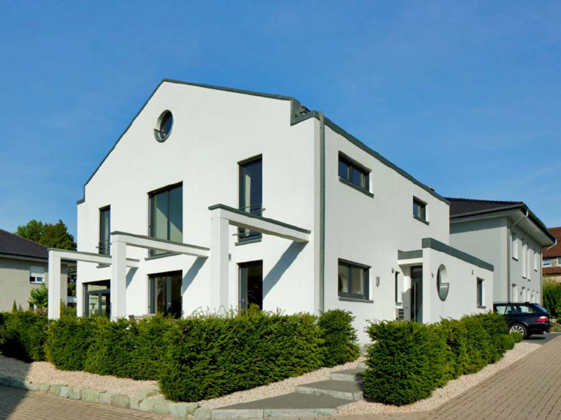 Zu jedem Hausmodell gibts auch die passende Hecke, wie bei Haus Arndt. (Foto: BAUMEISTER-HAUS)