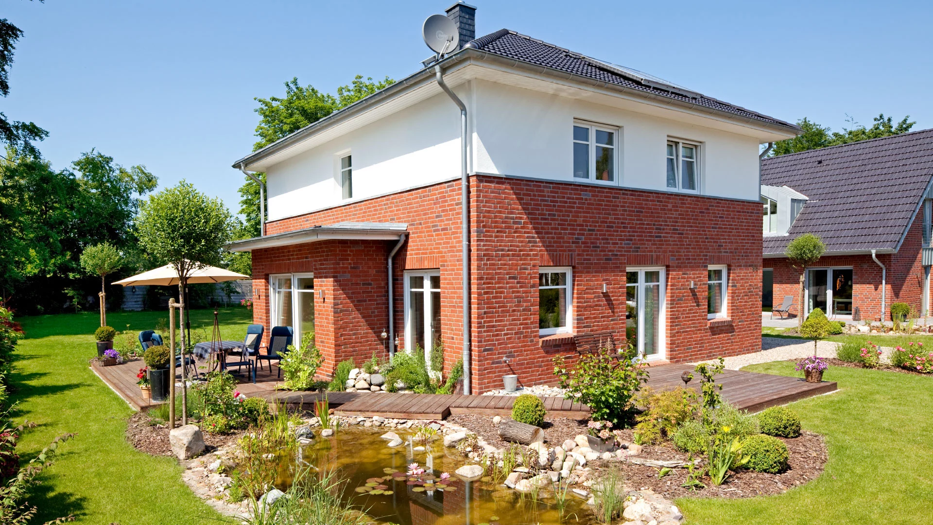 Auch die Familie Meinke erfreut sich an einem kleinen Biotop im eigenen Garten. (Foto: BAUMEISTER-HAUS) 