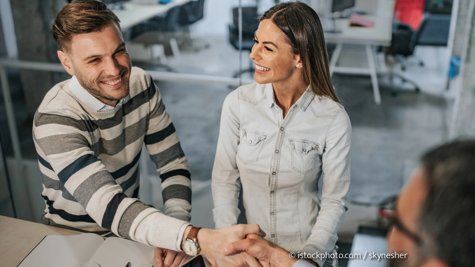 Mann und Frau beim Handshake