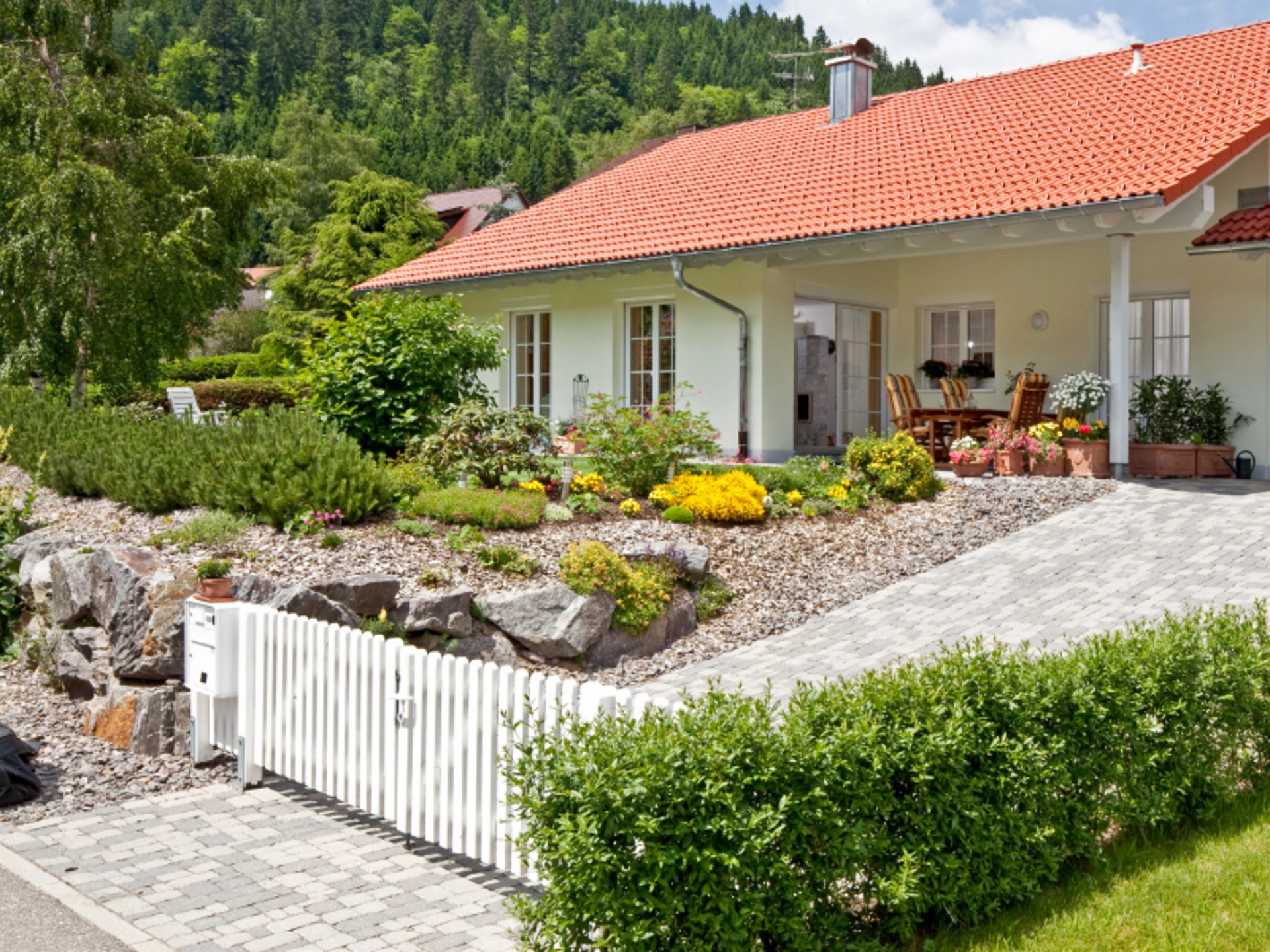 Bei Haus Aigner grenzt das Tor die Zufahrt zum Grundstück ab (Foto: © BAUMEISTER-HAUS)