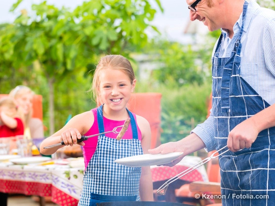 Wer ein Haus baut, träumt auch vom Grillplatz im Garten. (Foto: © Kzenon / Fotolia.com)