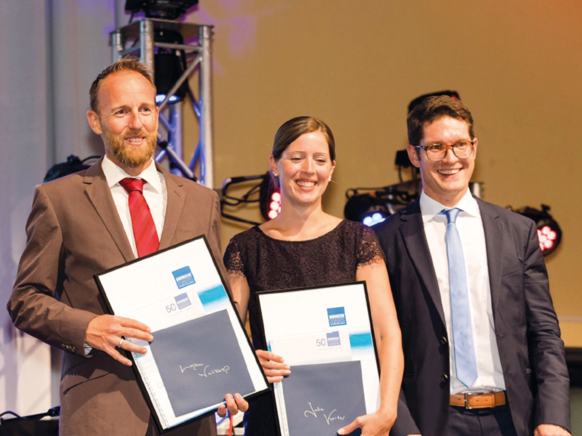 Julia Korte und Lars Weitkamp on der Verfuß Bauunternehmung erreichen den 2. Platz für ihre „Sonderwunsch-Ideen“. (Foto: BAUMEISTER-HAUS)