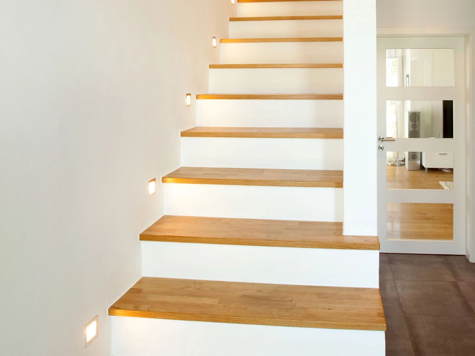 Stilvolle indirekte Treppenbeleuchtung durch bodennahe Spots in Haus Freiberger (Foto: BAUMEISTER-HAUS)