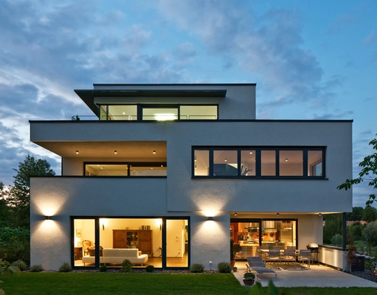 Außenansicht BAUMEISTER-HAUS Collmann – Haus Collmann steht ganz in der Tradition des Bauhauses. Imposant ragt diese viergeschossige Villa im Bauhausstil über dem idyllischen Hanggrundstück auf. Sofort fallen die verschiedenformatigen Fenster und Glasflächen ins Auge.