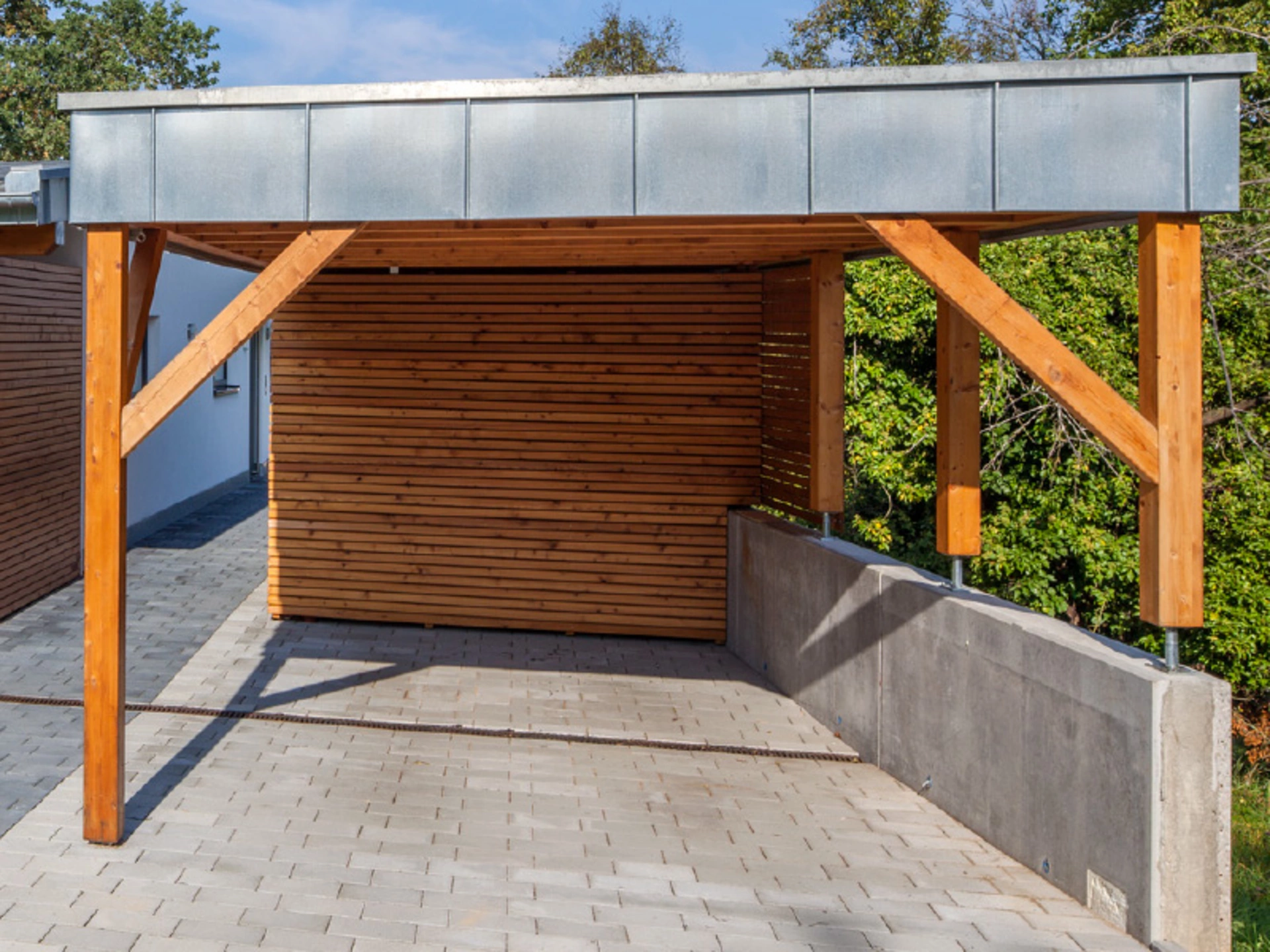 Den Carport auf einem schönen Plasterboden zu bauen sieht nicht nur prima aus, sondern bietet auch Stabilität für alles, was sich darunter befindet. (Foto: BAUMEISTER-HAUS)