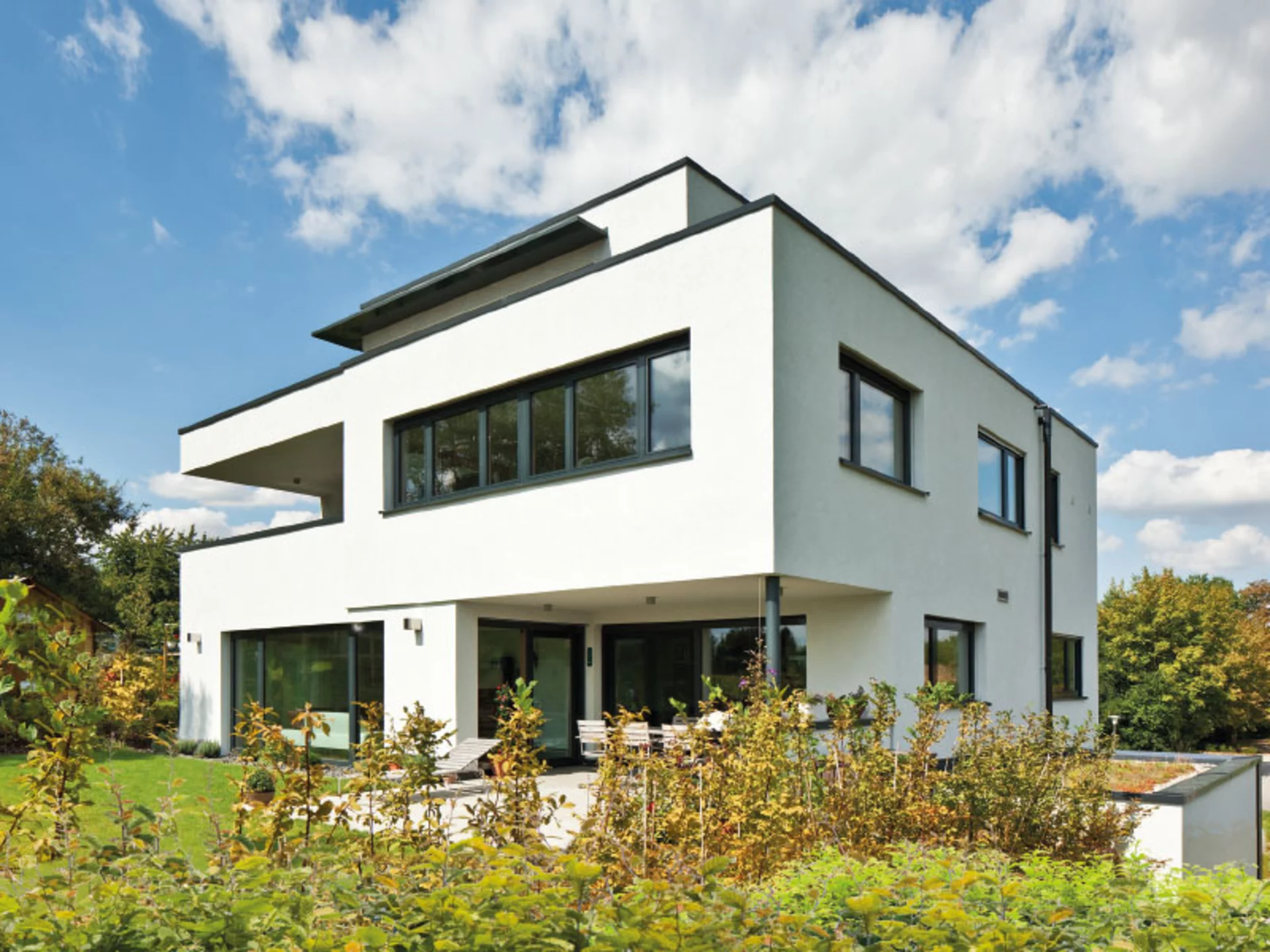 Haus Collmann beeindruckt mit einem gigantischen Kubusbau, der viel Platz zum wohnen bietet. (Foto: BAUMEISTER-HAUS)