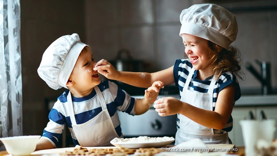 Junge und Mädchen backen