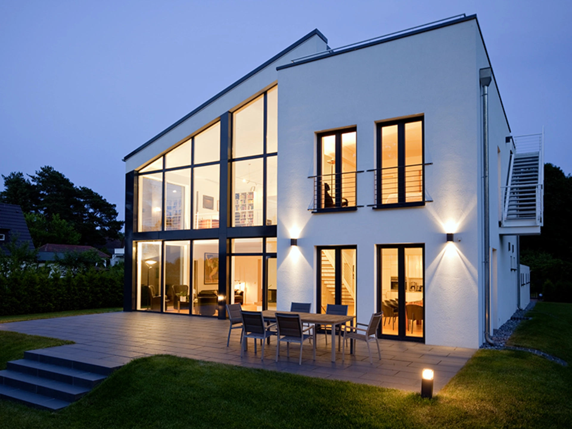 Außenansicht BAUMEISTER-HAUS Jonas – In bester Bauhaus-Manier kombinierte der Architekt verschiedene geometrische Grundformen zu einer schlichten Formensprache