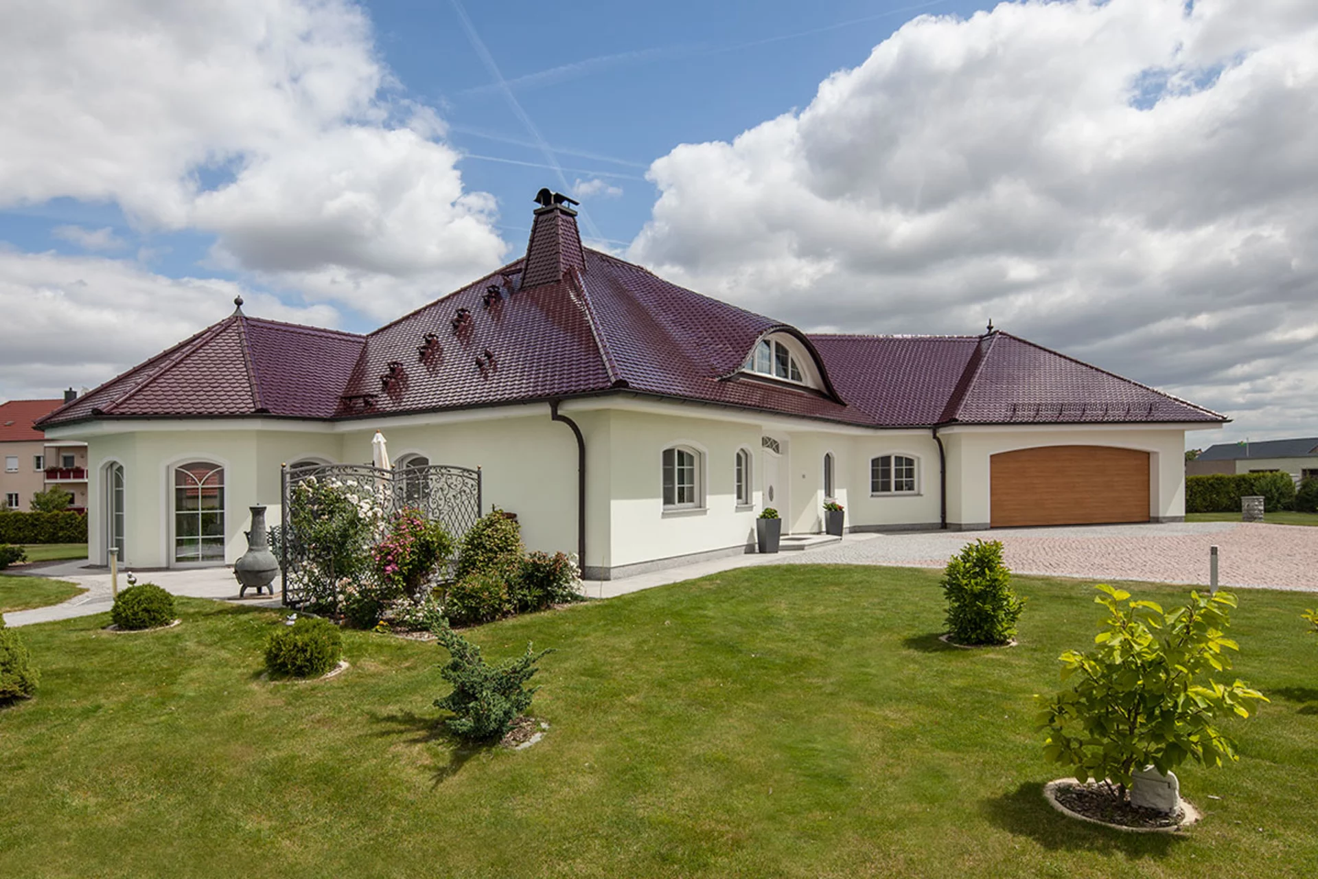 Außenansicht BAUMEISTER-HAUS Mühlberger – Stilsicherheit mit Ausbaureserven: Auch wer nicht vom Landleben schwärmt, dem gefällt dieses Haus auf Anhieb, das sich auf einer Fläche von rund 17 x 14 m ebenerdig entfaltet.