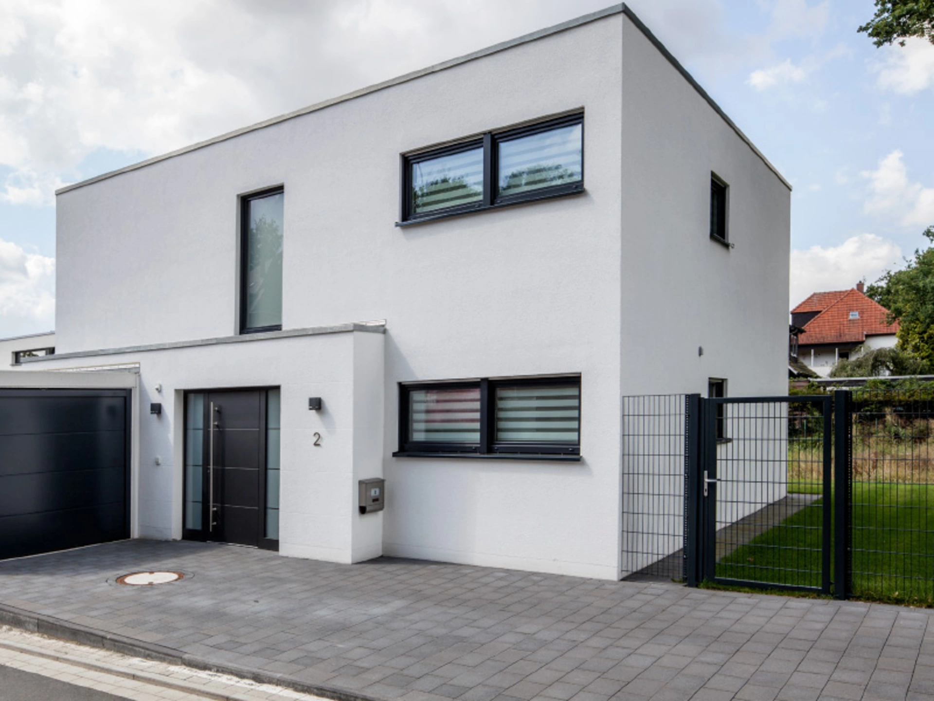 Bei Haus Daniel gelangt man durch das Tor direkt in den Garten (Foto: © BAUMEISTER-HAUS)